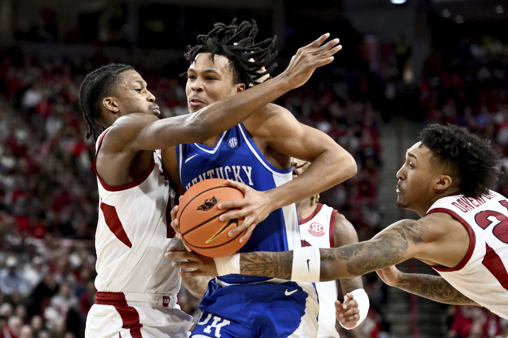 Reeves leads the way with 24 points and No. 6 Kentucky beats Arkansas 63-57